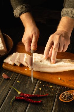 Becerikli eller taze balık filetosu hazırlar, hassas eti dikkatlice keser. Ukrayna ulusal yiyeceği.