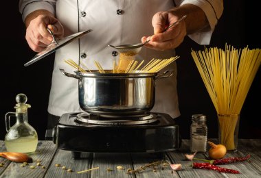 Tutkulu bir aşçı spagettideki kaynar suya baharat ekler. Aromatik bileşenler onu sarıp sıcak bir atmosfer yaratıyor. Mutfak aşçılık yeteneğiyle parlıyor..