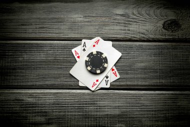 Kumar poker oyunu. Kazanan bir kombinasyonla kağıt oynamak ya da poker kulübünde gri bir masaya oturmak. Sporda kazanmak sadece şansa bağlıdır..