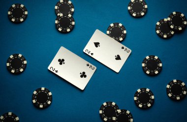 Poker oyunu mavi bir masanın üzerinde oynanır. Kazanmaktan elde edilen bir çift ve çipin kombinasyonu, oyuncular için gergin bir atmosfer yaratır..