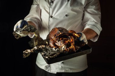 Şef ördekten kavrulduktan ya da fırında pişirdikten sonra kızarmış folyoyu çıkarır. Tavuk ızgara yapma veya restoranda veya otelde hizmet etme kavramı.