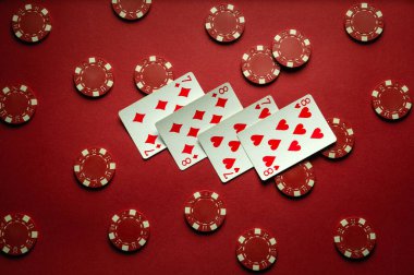 Kulüpteki masada kırmızı çipler ve iki çift şanslı kart kombinasyonu var. Pokerde büyük galibiyet kavramı.