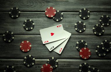 Kırsal bir ahşap masada, üç çeşit oyun kartı ya da kırmızı poker fişleri ile siyah ve yalan kombinasyonu sergilenir. Rahatlamış atmosfer arkadaşlar arasındaki kumara yardımcı olur..