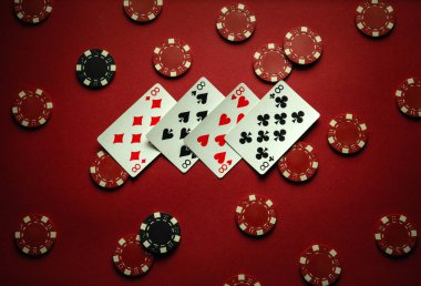 Kulüpteki kırmızı masada fişleri yalarlar ve dört çeşit kazanan kombinasyonla iskambil oynarlar. Başarılı bir oyun ya da kumarhanede şans kavramı..