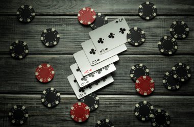 Yüksek kart kombinasyonlu kart oynamanın dramatik düzenlemesi dağınık poker çiplerinin yanında gergin bir kumar ortamı yaratıyor. Poker hayranları için mükemmel..