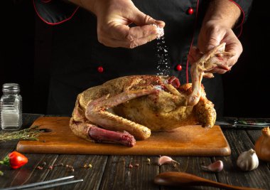 Becerikli bir şef, bir ördeği tamamen tuzlu suyla beslerken bir yandan da kırsal bir tahta kesme tahtasının üzerinde dinlendirir. Mutfak ortamları ve mutfak aletleri oyun alanındaki yaratıcılığı arttırır..