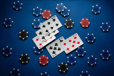 Poker kulübündeki mavi masa. Kart kazanma kombinasyonuyla dolu. Kumar iyi para kazandırır..