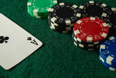 Bir oyun gecesi, oyuncuların renkli poker çiplerini bir sinek asının yanına koymasıyla başlar. Bahisler arttıkça gerilim yükselir ve akşam boyunca stratejiler gelişir..