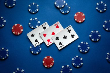 Kulüpte poker oynamak için mavi masa var. Kağıt oyunu kazanmanın kombinasyonu üç kart ya da fiş. Kumar güzel bir zafere ilham verir..