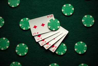 Yeşil poker fişleri eşliğinde üç elmas sergilenen beş oyun kartı, dostça bir rekabet ve strateji akşamı için davetkar bir ortam yaratıyor..