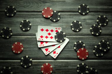 İki çift ve dağınık poker çipleriyle oynanan oyun kartları gergin bir kumar ortamı yaratıyor. Poker meraklıları için mükemmel..