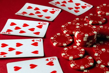 Bir grup heteroseksüel kart ve poker fişi kırmızı bir masaya dizilir ve dostça bir oyun akşamı boyunca heyecan ortamı yaratır. Pokerde başarılı bir zafer..