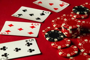 Dörtlü ya da dörtlü bir grup kağıt ve poker fişleri kırmızı bir masaya yerleştiriliyor ve bu da dostça bir oyun akşamı boyunca heyecan yaratıyor. Pokerde iyi bir galibiyet.