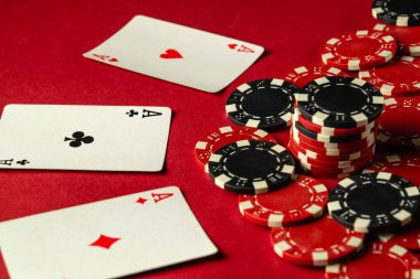 Uzun zamandır beklenen galibiyet üçlünün kombinasyonuyla ya da kırmızı masada poker oynayarak kazanılması bir sürü oyun fişi getirdi. Pokerde mütevazı zafer.