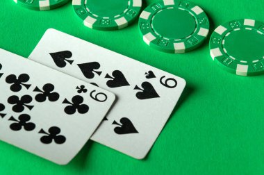 Bir çift çipin ve iskambil kağıtlarının kombinasyonu poker masasının üzerine rastgele seriliyordu. Kumarhanede küçük bir galibiyet kavramı.