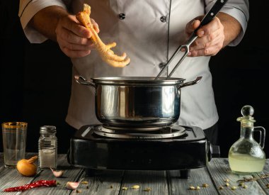 Bir şef bir parça tavuk ya da bir bacak tutar, tavayı ocağın üzerine koyar. Baharat ve şifalı bitkiler gibi çeşitli yemek malzemeleri onları sıcak bir mutfak atmosferinde sarar..