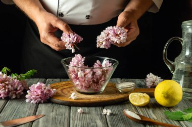 Deneyimli bir aşçı akasya çiçeği ve limondan lezzetli ve sağlıklı bir kvass hazırlar. Yerel tıp ve viral hastalıkların önlenmesi kavramı.