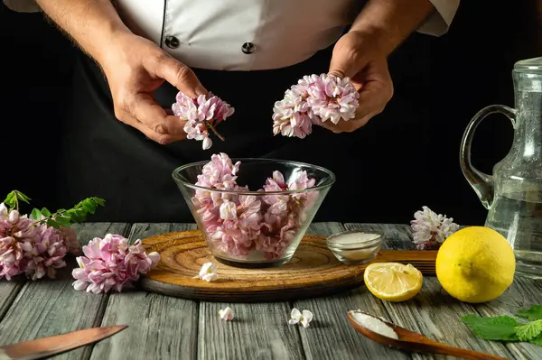 Deneyimli bir aşçı akasya çiçeği ve limondan lezzetli ve sağlıklı bir kvass hazırlar. Yerel tıp ve viral hastalıkların önlenmesi kavramı.