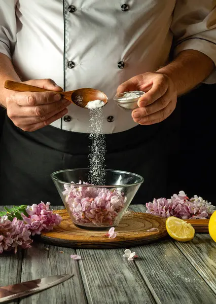 Soğuk ve aromatik kvass hazırlamadan önce akasya çiçekleriyle dolu cam bir kaba şeker ekliyorum. Halk tıbbı konsepti ya da mutfak masasında lezzetli bir içecek hazırlamak..