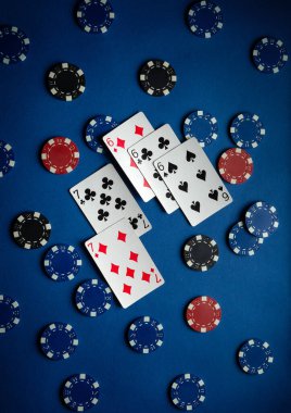 Oyuncular renkli çipler ve kartlarla çevrili canlı bir poker oyununa girişiyor, loş ışıklı bir ortamda beklenti ve heyecan sergiliyorlar..