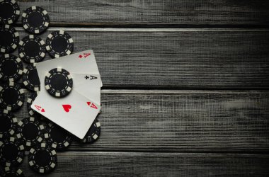 Gri renkli bir masada başarılı bir oyun kartı kombinasyonu vardır. Kazanmaktan elde edilen üç kart ya da set ve siyah çip yan yana serilir. Başarılı bir poker oyunu.