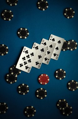 Gece geç saatlerde poker masasındaki poker fişleri arasında iki altılı ve bir sekizli kart görülüyor. Bu da poker oyununda önemli bir an yaşandığını gösteriyor..