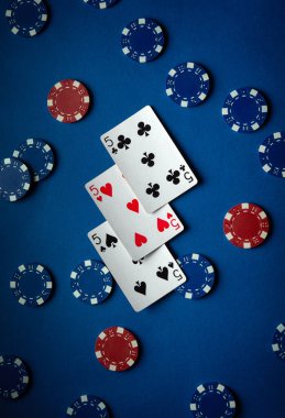 Bir kulüpte mavi bir masada üç iskambil kâğıdı var. Üçü bir arada. Kumarhanede kazanmak şansa bağlıdır..