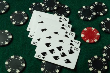 Kart oynamak, floş kombinasyonuyla galibiyet getirdi. Kazanılan fişler bir kulüpte ya da kumarhanede masaya saçıldı..