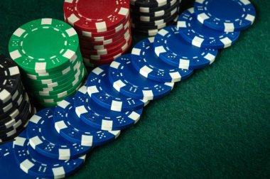 Çeşitli renkli poker fişleri özenle toplanıp yeşil bir keçeli masaya yerleştiriliyor, heyecan verici bir oyun gecesi ya da kumarhane deneyimi için davet edici bir ortam yaratıyor, sosyal toplantılar için mükemmel..