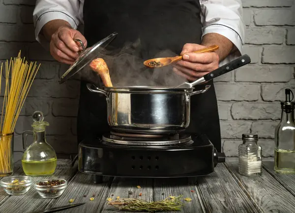 Bir şef ocakta demlik karıştırır ve lezzetli bir yemek yapar. Taze otlar, makarna ve malzemeler aşçıyı sıcak bir mutfak atmosferinde kuşatıp aşçılığa teşvik ediyor..