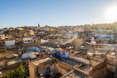 Günbatımında Medina, Fez, Fas, Kuzey Afrika olarak adlandırılan tarihi şehir merkezinin havadan panoramik manzarası