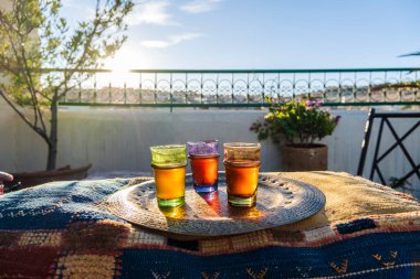 Tarihi şehir merkezinde, Fez, Fas, Kuzey Afrika 'da Medina adlı çatıda servis edilen nefis geleneksel nane çayı.