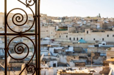 Fez Medina Arap stili pencere ile süslenmiş, Fas.