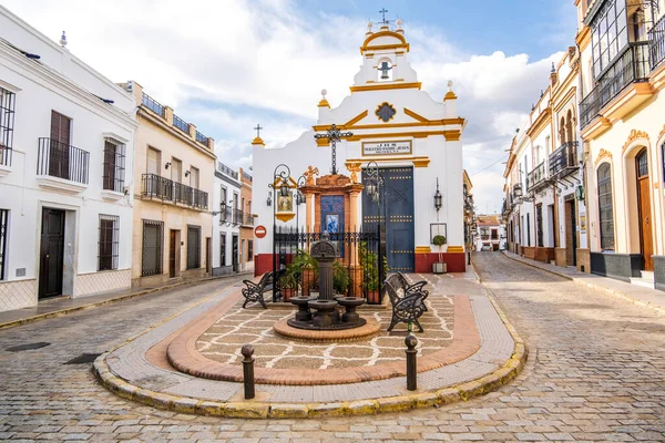 小さな町の教会と魅力的なアンダルシアの広場 ブルロス コンダド アンダルシア スペイン — ストック写真