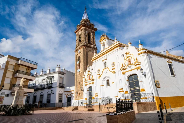 小さな町の教会と魅力的なアンダルシアの広場 ブルロス コンダド アンダルシア スペイン — ストック写真