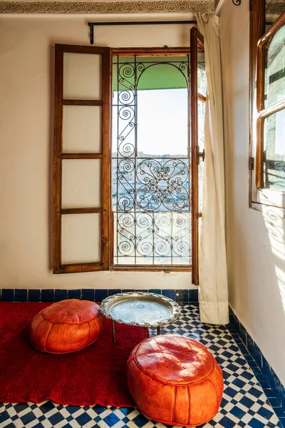 Παραδοσιακό Εσωτερικό Σχεδιασμό Του Μαρόκου Πλούσιο Σπίτι Που Ονομάζεται Ριάντ — Φωτογραφία Αρχείου
