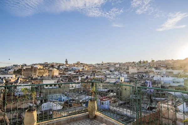Medina Fez Panorama Holuby Odpočívající Střešní Terase Při Západu Slunce — Stock fotografie