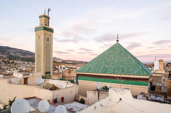 有名なアルQarawiyyinモスクと北アフリカ モロッコ フェズの歴史的なダウンタウンの中心部にある大学 ストックフォト