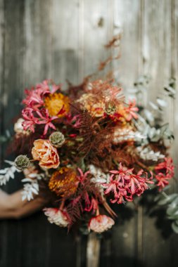 Güzel bir kır buketi ahşap kapı arka planında duruyor.