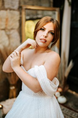 Yazın güzel gelini kırsal alanda gün batımında