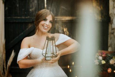 Kırsal alanda fener tutan güzel gelinin portresi