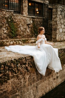 Taş nehir kıyısında güzel bir gelinin hayali portreleri.