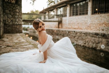 Taş nehir kıyısında güzel bir gelinin hayali portreleri.