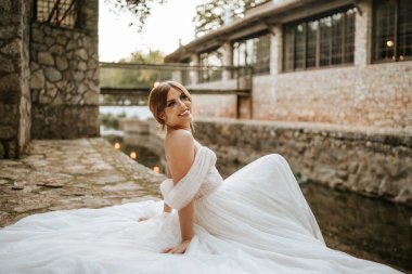 Taş nehir kıyısında güzel bir gelinin hayali portreleri.