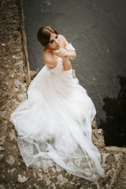 Taş nehir kıyısında güzel bir gelinin hayali portreleri.