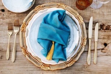 Ahşap zemin üzerinde altın ve mavi zarif masa