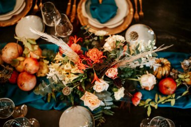 Zarif, zarif altın ve mavi masa dekorasyonu kasvetli koyu renklerde.