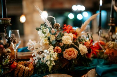 Zarif, zarif altın ve mavi masa dekorasyonu kasvetli koyu renklerde.