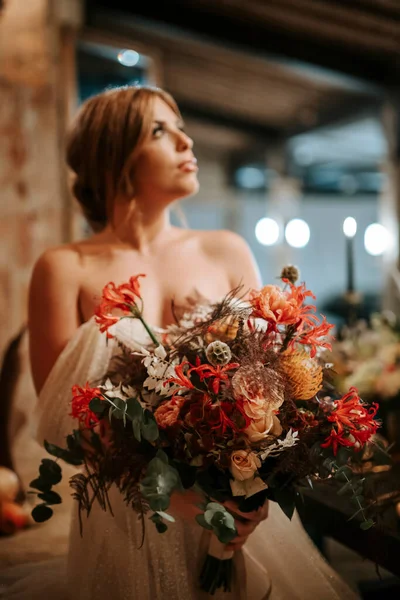 Porträt Der Schönen Braut Mit Einem Strauß Rustikalem Ambiente Stockfoto