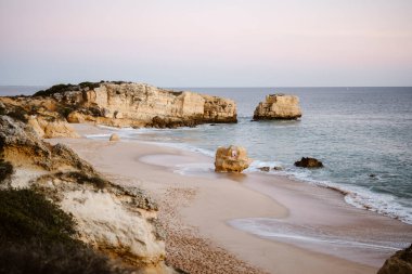 Güzel Sao Rafael Sahili, gün batımında, Algarve Sahili, Portekiz